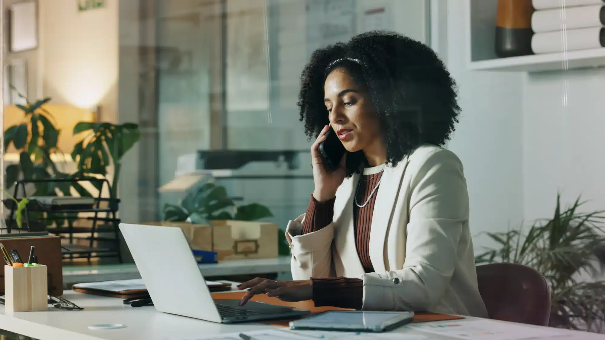 comparison of local insurance companies and national providers focusing on coverage cost and customer experience differences in insurance services